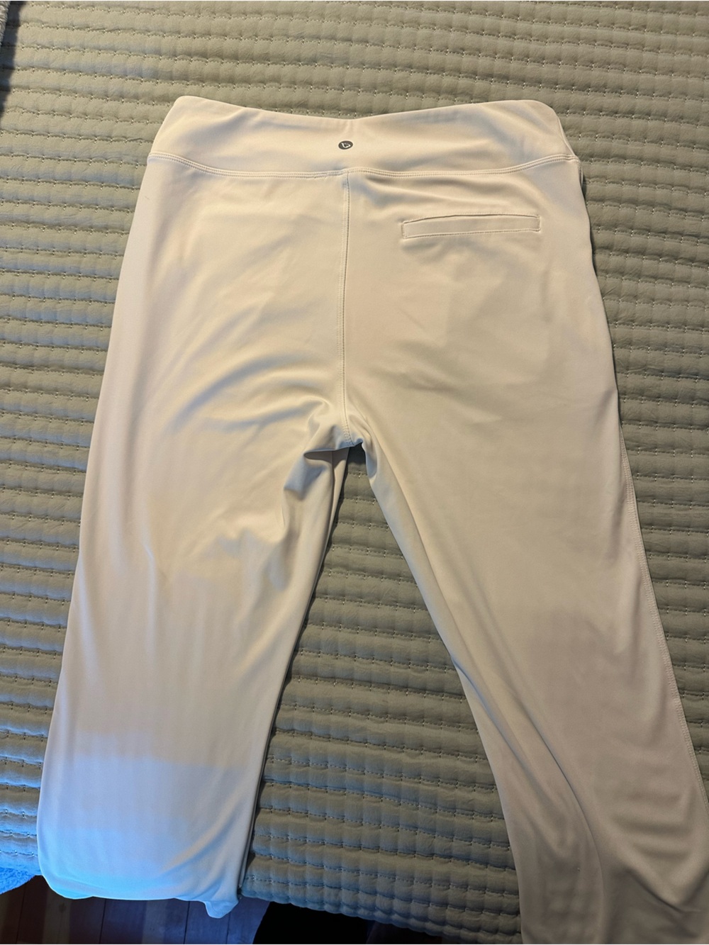 Women’s white stretch capris